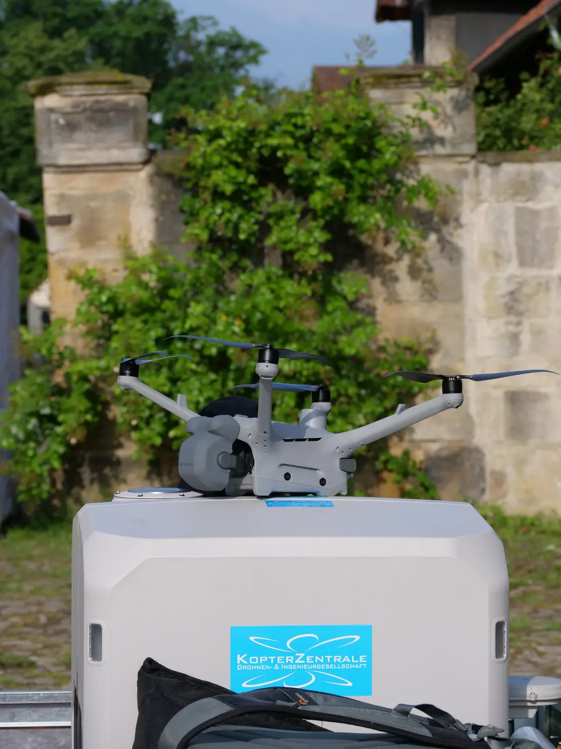 Professionelle DJI Drohne auf dem geöffneten DJI Dock