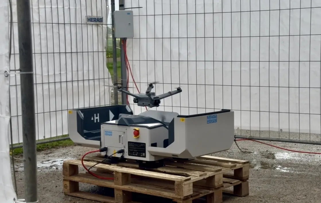 DJI Dock mit startender Drohne an einem festen Einsatzstandort