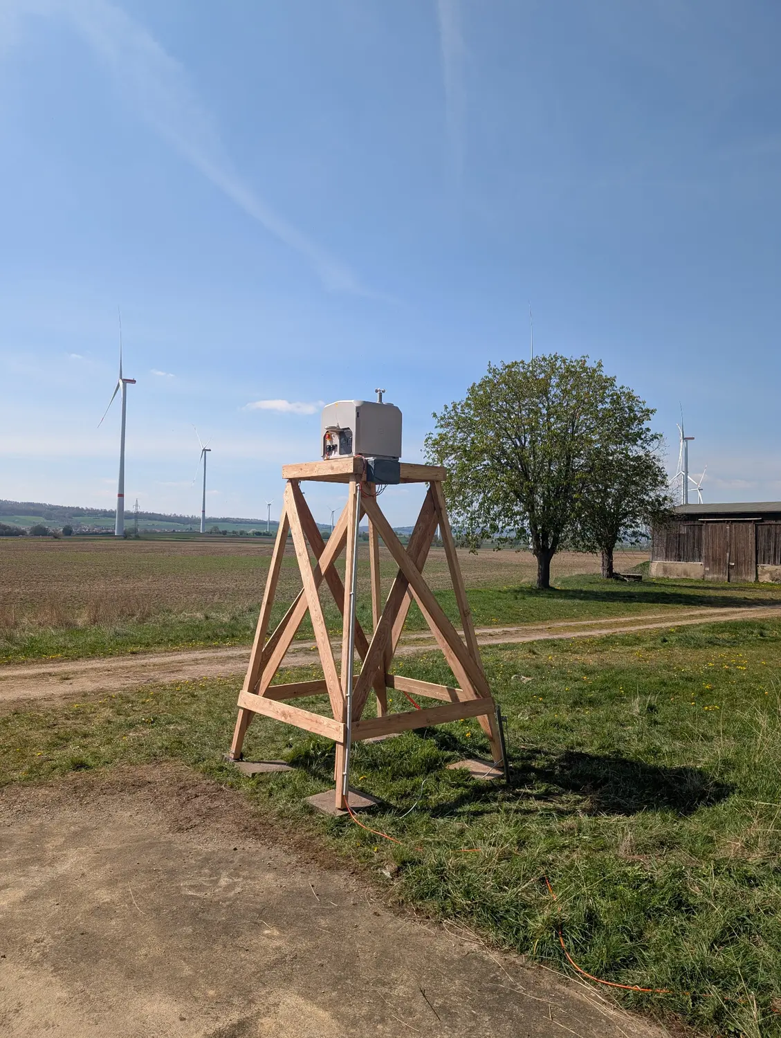 Fest installiertes DJI Dock an einem Standort mit Windenergieanlagen