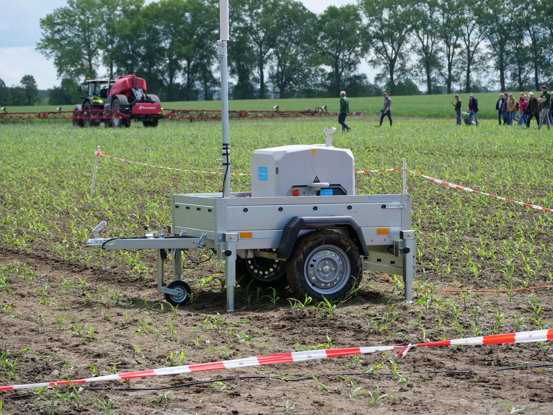 Mobiler DJI Dock 3 Anhänger bei einer Vorführung im Feld