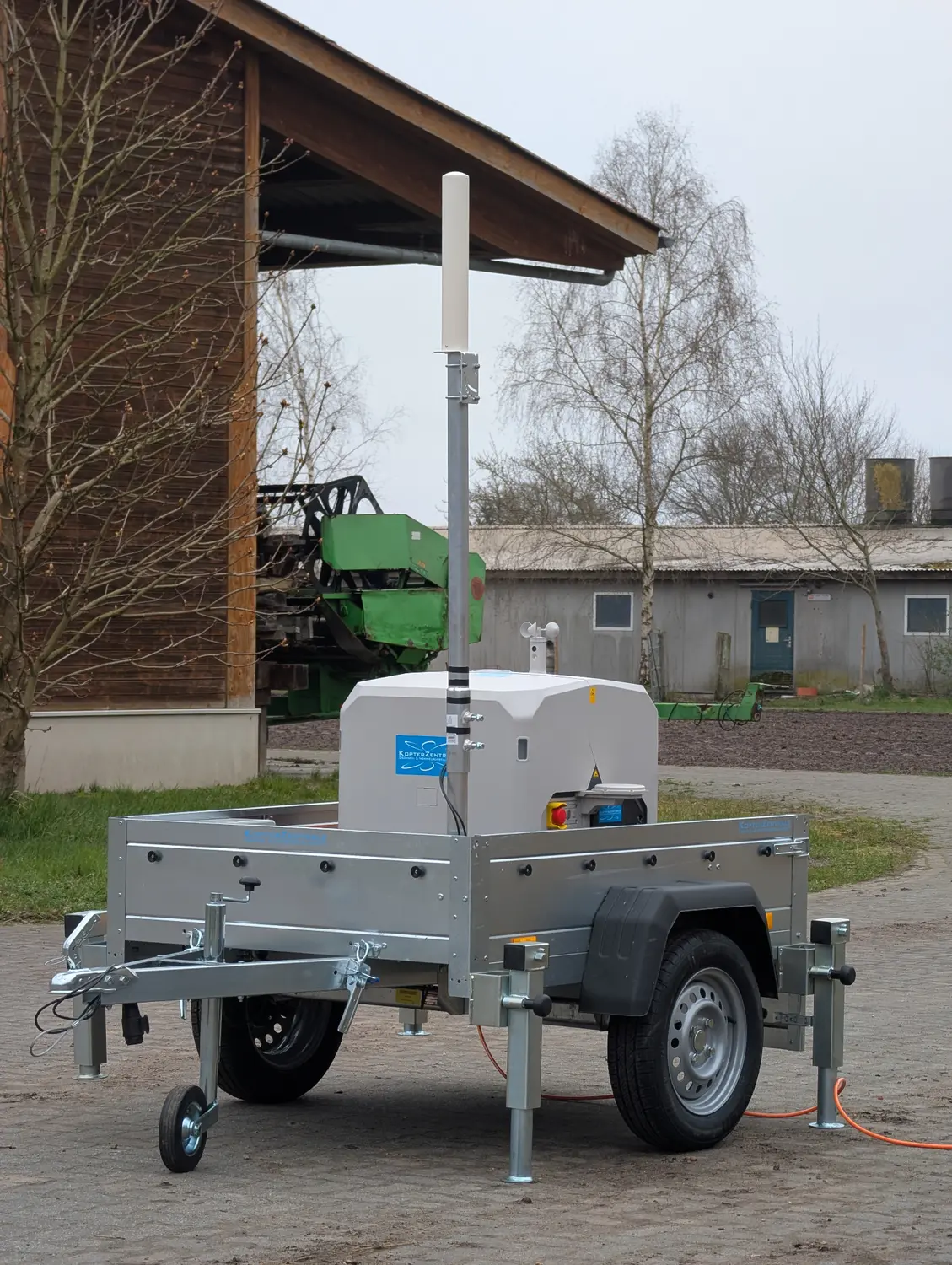 DJI Dock 3 Anhänger mit Stützen und Antennenmast