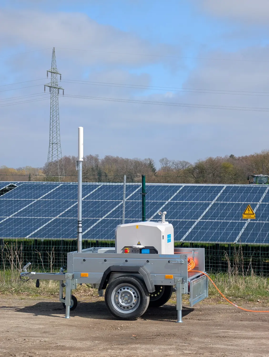 Mobiler DJI Dock 3 Anhänger der Kopterzentrale an einer Solaranlage