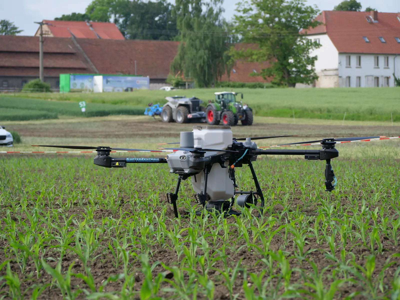 DJI Agras Drohne im landwirtschaftlichen Feldeinsatz