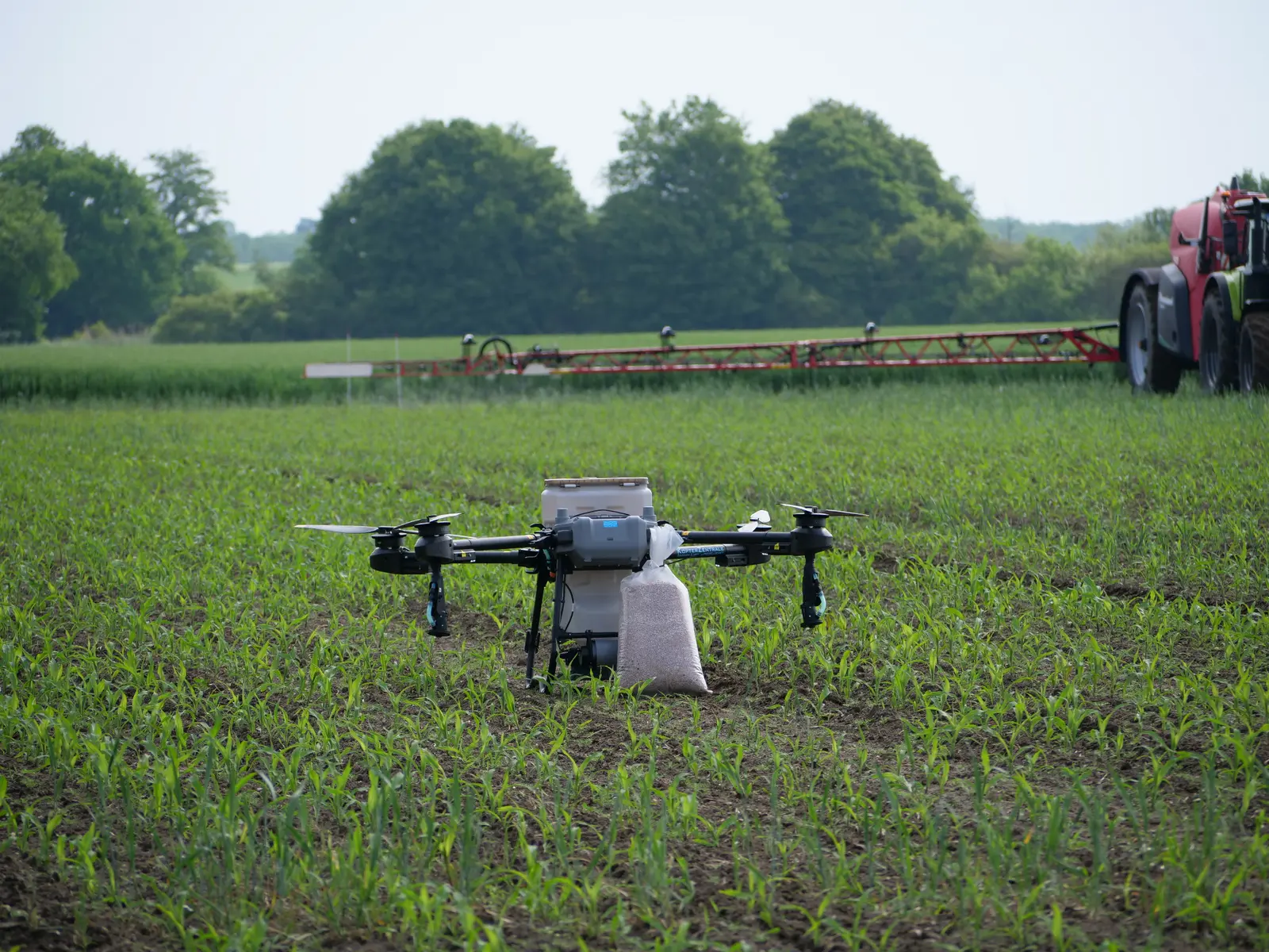 DJI Agras Drohne vor landwirtschaftlicher Spritztechnik