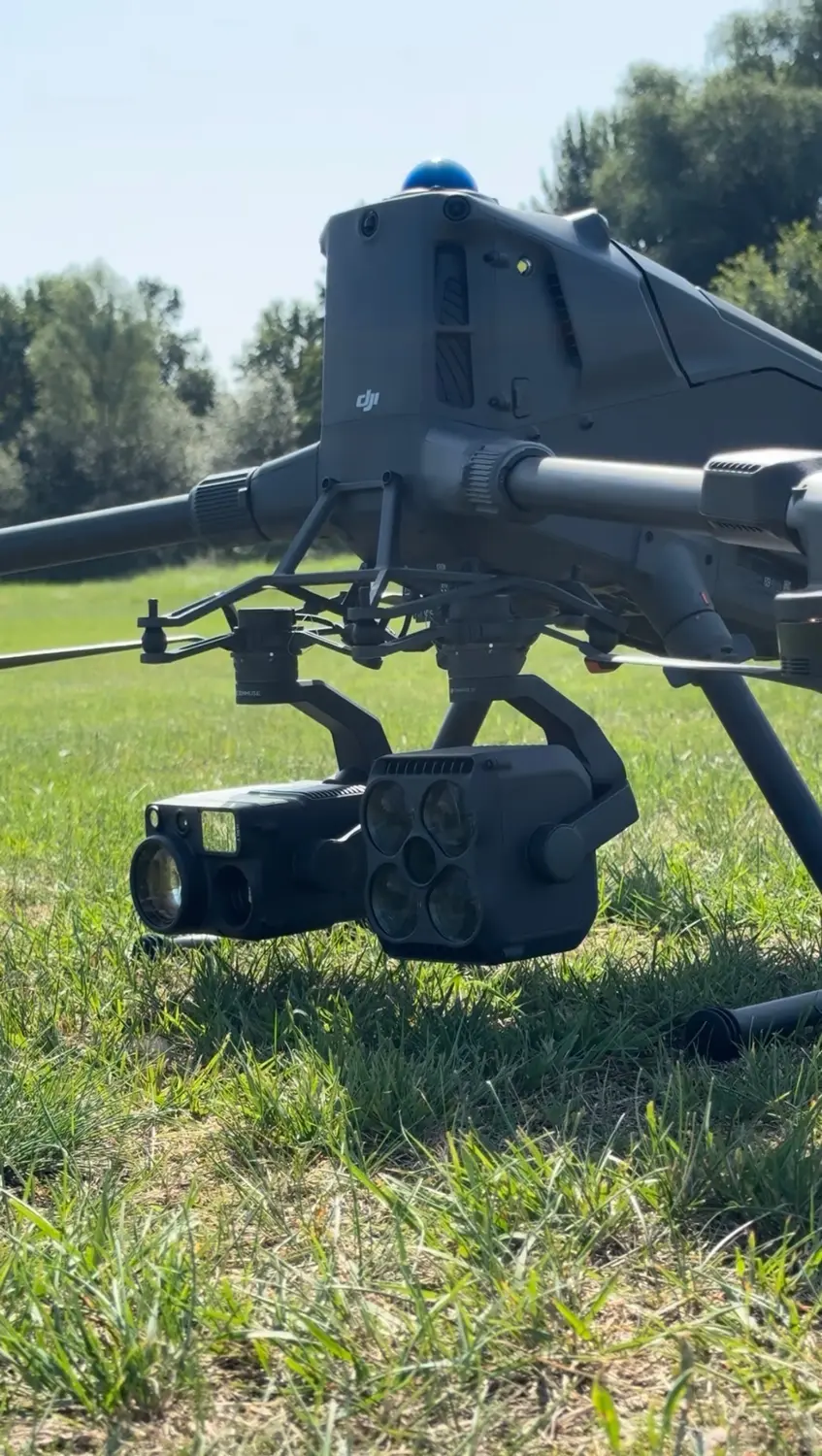 Detailansicht der DJI Matrice 400 RTK mit Kamerasystem
