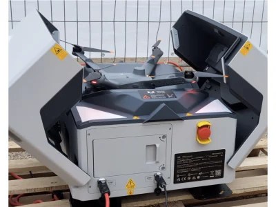 Geöffnetes DJI Dock mit einsatzbereiter Drohne
