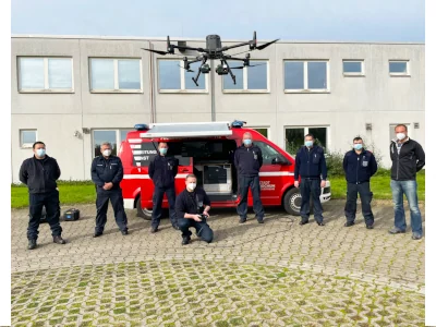 Fernpilotenschulung mit Einsatzkräften und Drohne bei der Kopterzentrale